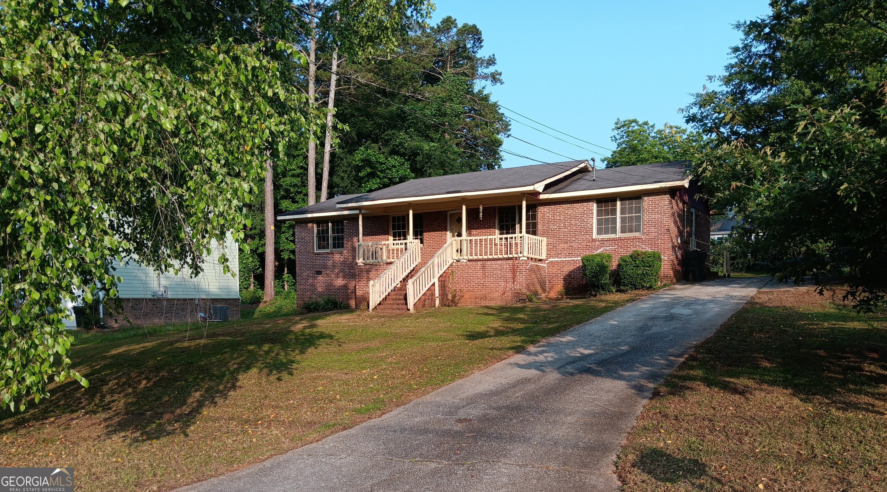 4-sided brick ranch home with three bedrooms, 1 full bath, and 1 half bath. Open floor plan! Spacious front and backyard. Comfortable front porch to relax on after a busy day. Nice quiet neighborhood that's close to the interstate. Excellent location off of downtown Covington. Home has loads of potential. A must-see!