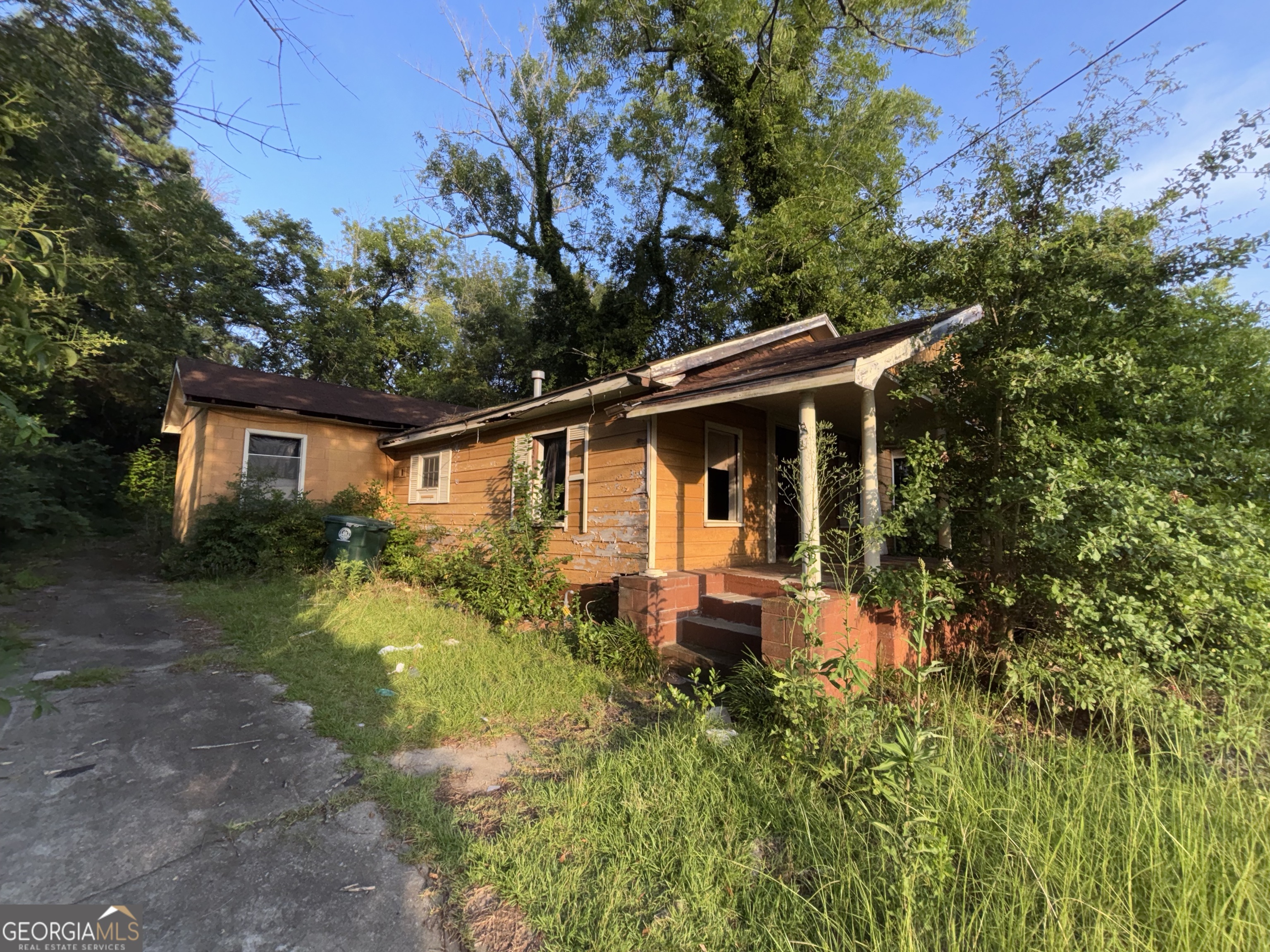 Convenient neighborhood, right off of Mercer University Dr.