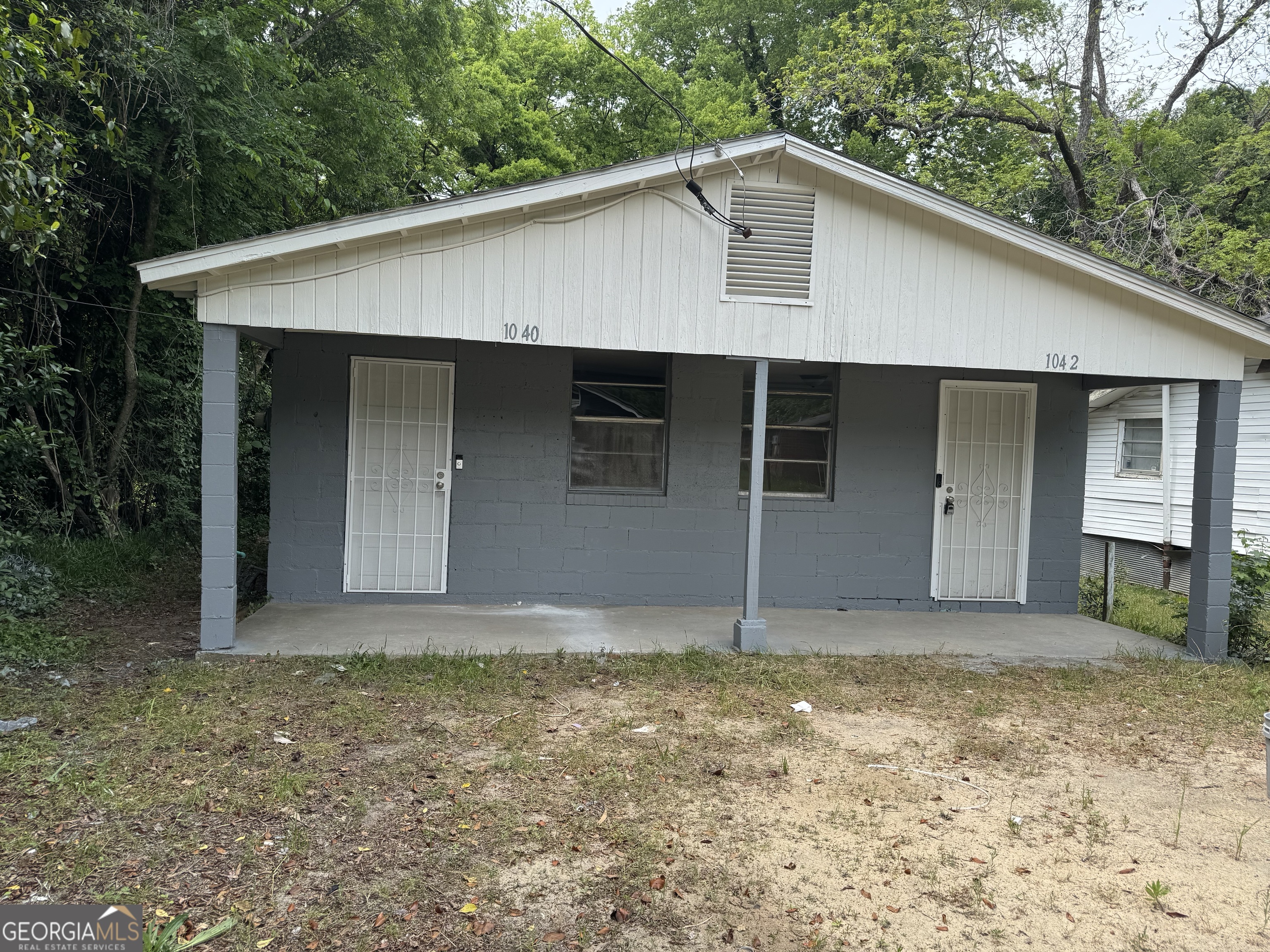 IDEAL INVESTMENT!!! Recently renovated and RENTED DUPLEX. Features bedroom, bathroom, kitchen and living room each side, new appliances, granite countertops. TOTAL INCOME 1300 pm.