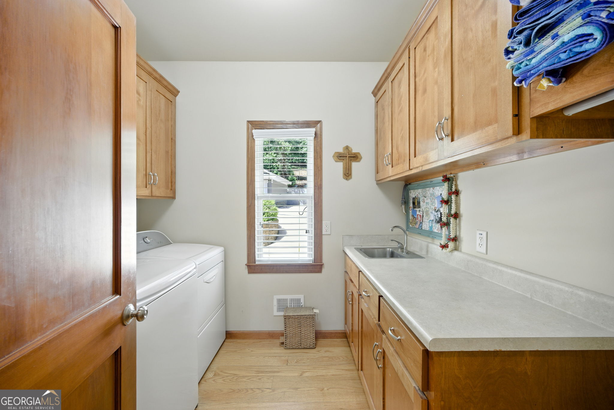 Gainesville, Georgia 30504, United States, 4 Bedrooms Bedrooms, ,5 BathroomsBathrooms,Residential,Pending,200810