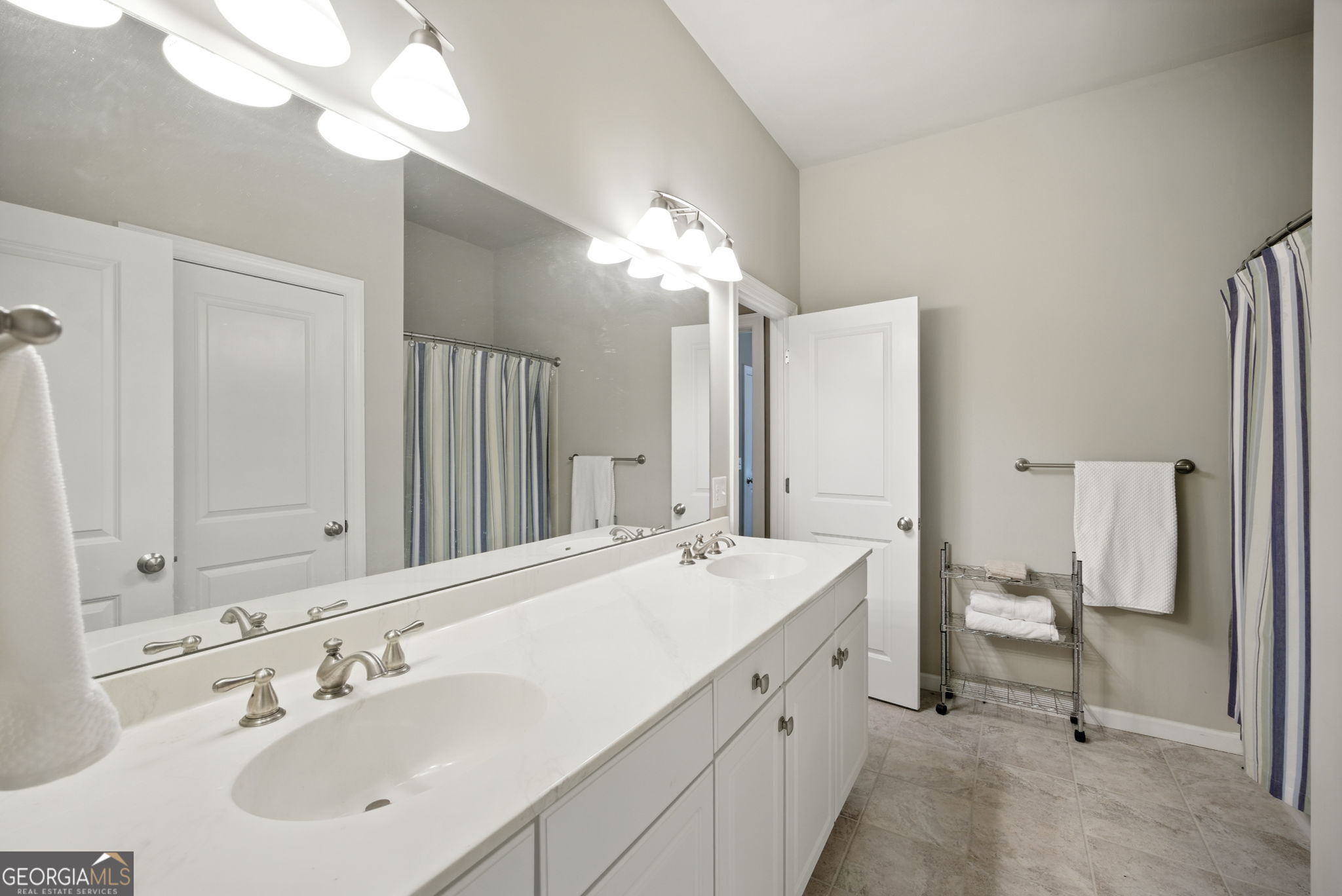 Gainesville, Georgia 30504, United States, 4 Bedrooms Bedrooms, ,5 BathroomsBathrooms,Residential,Pending,200810