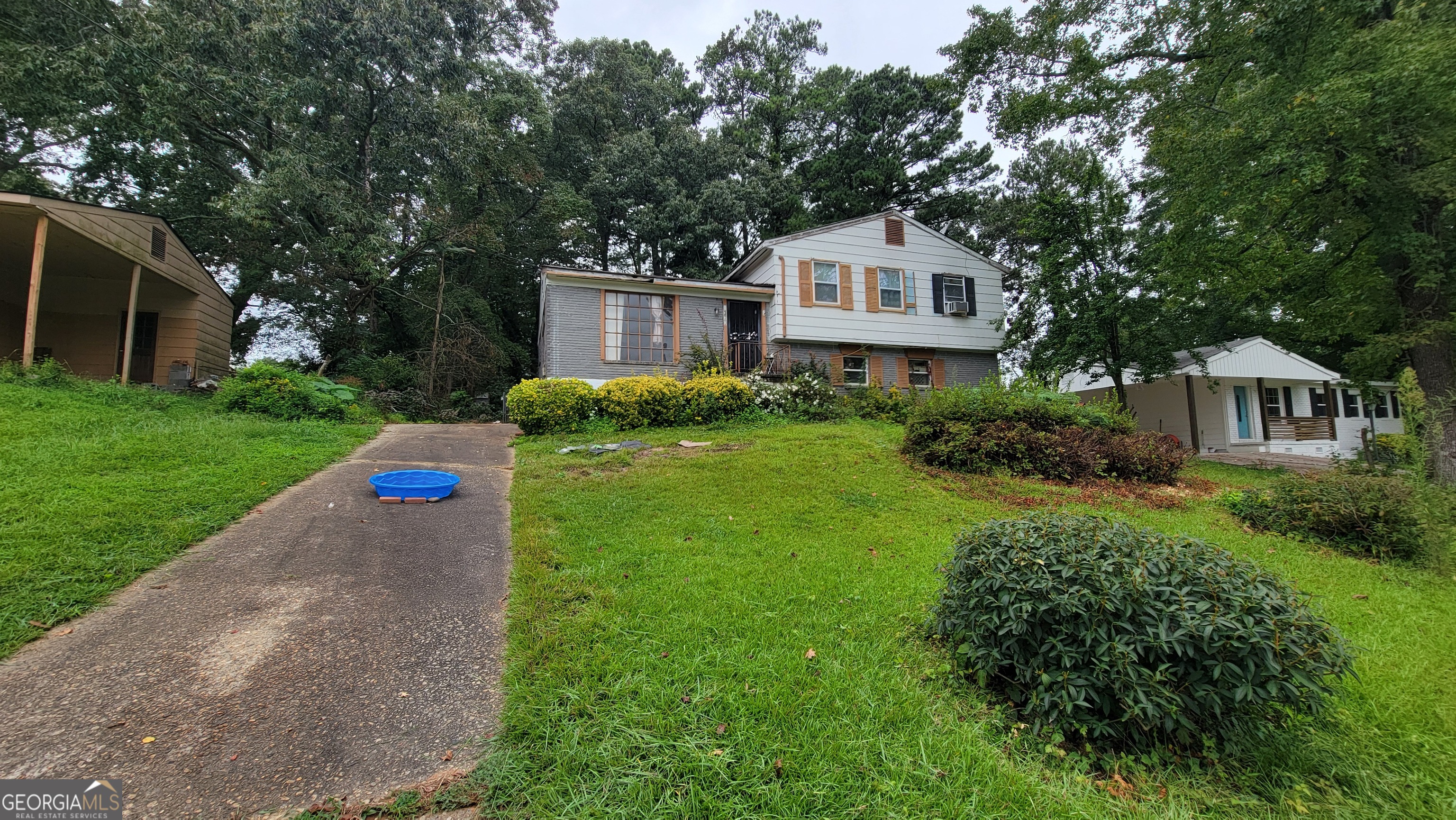 Split-level home in Riverdale!!!Fixer-upper with tons of potential-perfect for investors or DIY buyers. Located in a quiet neighborhood with a fenced backyard for privacy and an outbuilding for storage. Conveniently close to shopping, dining, and Southern Regional Hospital. As is-cash or conventional only. Home is occupied; please provide at least 2 hours' notice before showing. Schedule appointments through ShowingTime.