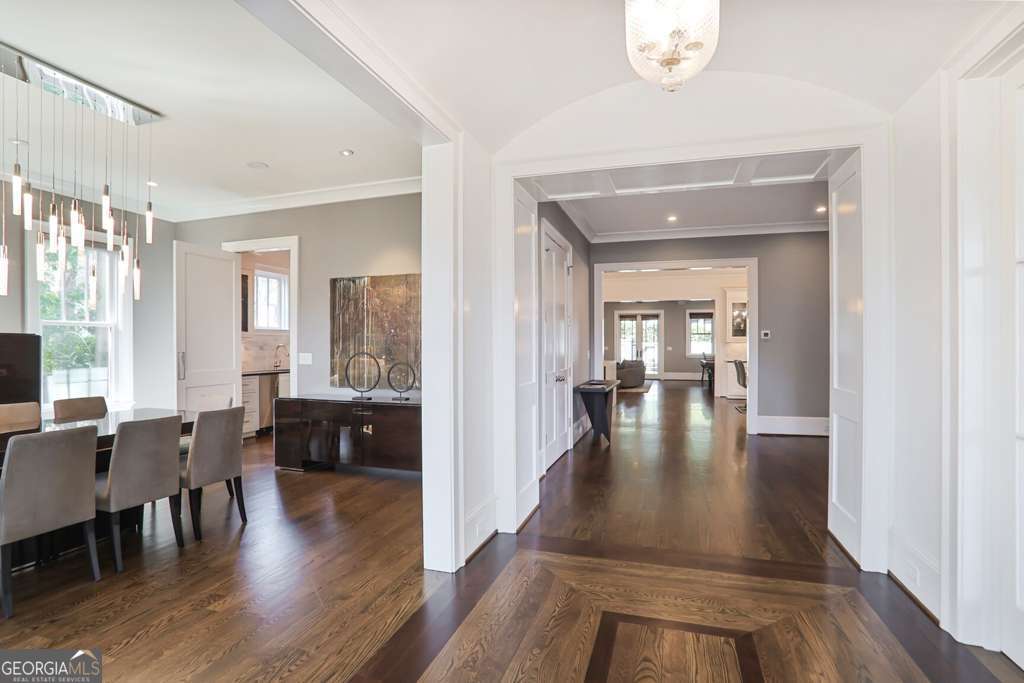 18 Polo DR NE