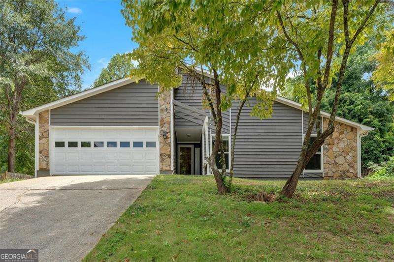Ranch in sought after Jamerson Forest available for immediate move in! This 3 bedroom/ 2 bathroom home has brand new LVP floors throughout and a large, open concept living space. Kitchen features pantry and eat in kitchen area. The primary bedroom is incredibly spacious with a fully renovated primary bathroom (brand new!) and a walk in closet. The primary also features a screened in porch. The two bedrooms share the second bathroom. Large, fenced in backyard perfect for entertaining, enjoying, or for your dog to run around.
