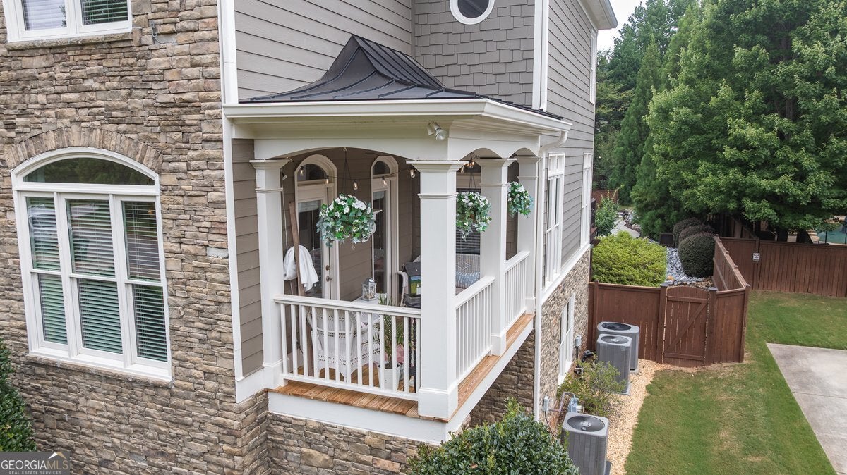 446 Lakeshore DR