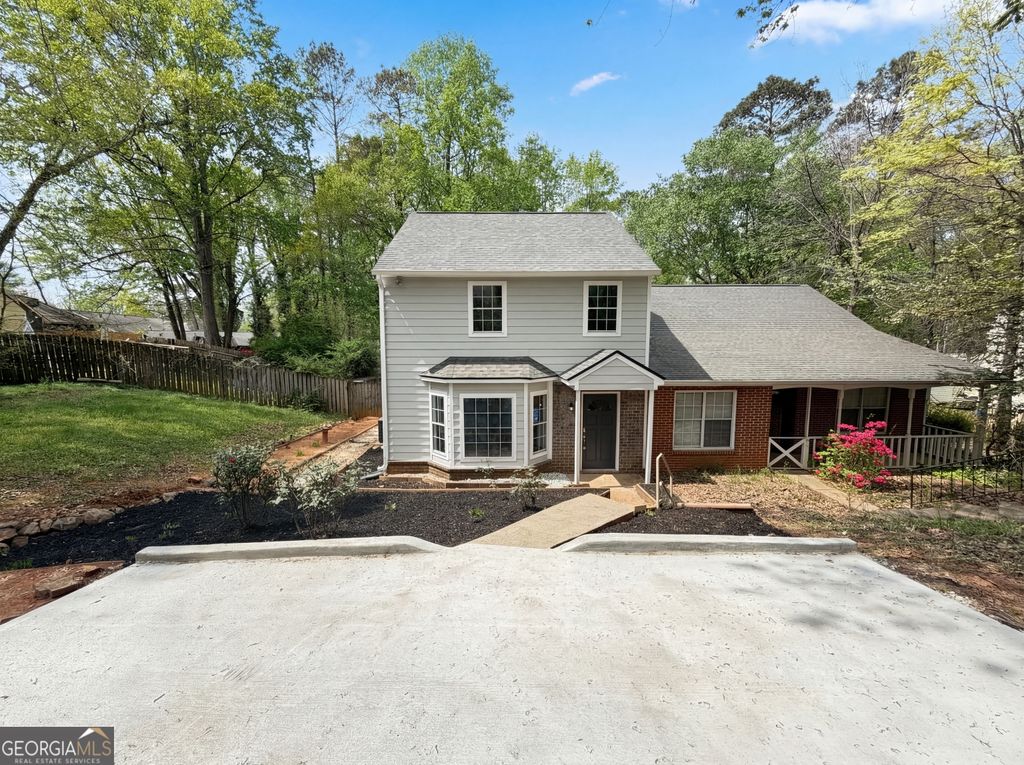 Photo of 5073 Farm Valley Drive NE, Woodstock, GA 30188 (MLS # 10727136)