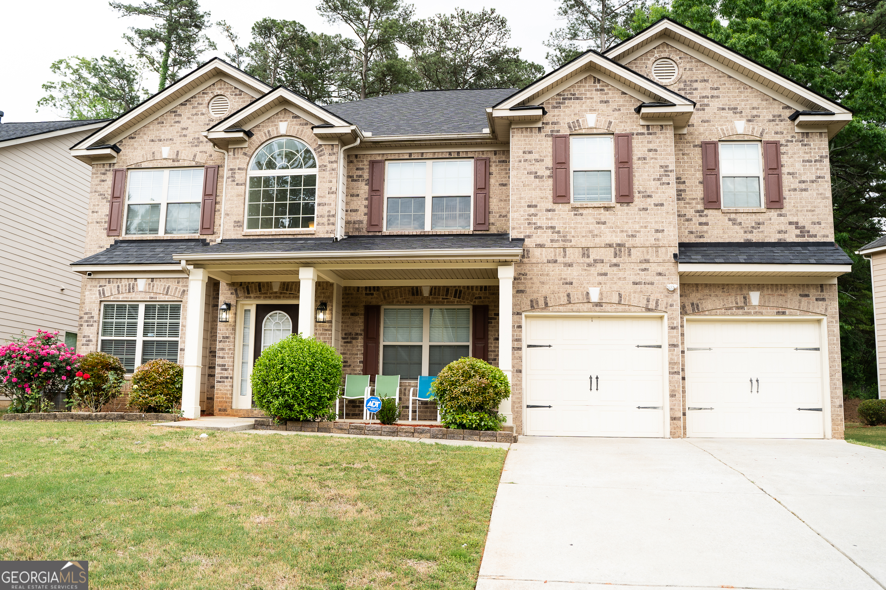 A must see. A beautiful well maintained home in Snellville. Home features 6 bedrooms and 4 baths boasting over 3,000 square feet. Bedroom on main can be used as an office or guest bedroom. A huge master with sitting room and large closet. Spacious secondary bedrooms. Ground floor features formal living and family room and kitchen with island, granite countertop and stainless steel appliances. Enjoy private fenced backyard. Close to shopping, schools and parks.
