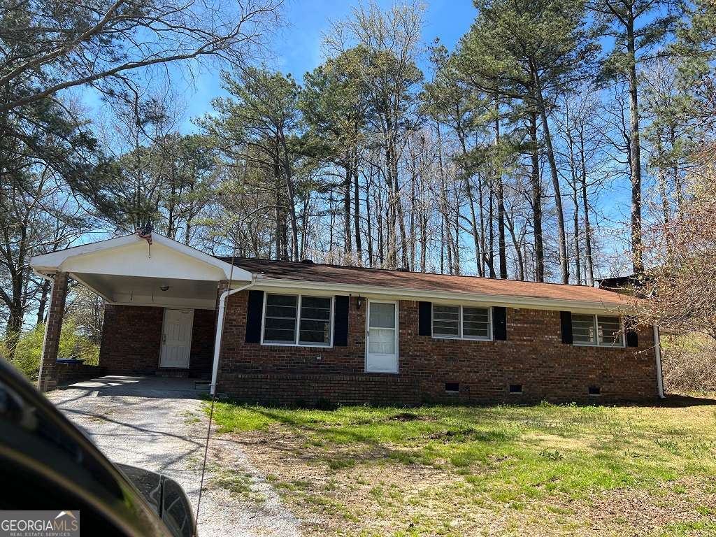 Well maintained 4 sided brick home in Downtown Dallas. Some upgrades have been made. New heat and air installed in 2023. New LVT & carpet installed in 2019. New kitchen cabinets & countertops installed in 2019.