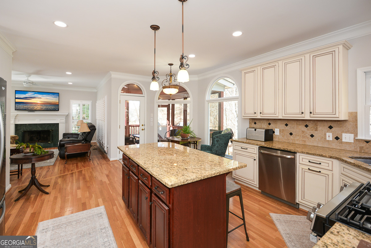 Woodstock, Georgia 30189, United States, 5 Bedrooms Bedrooms, ,4 BathroomsBathrooms,Residential,Pending,8984