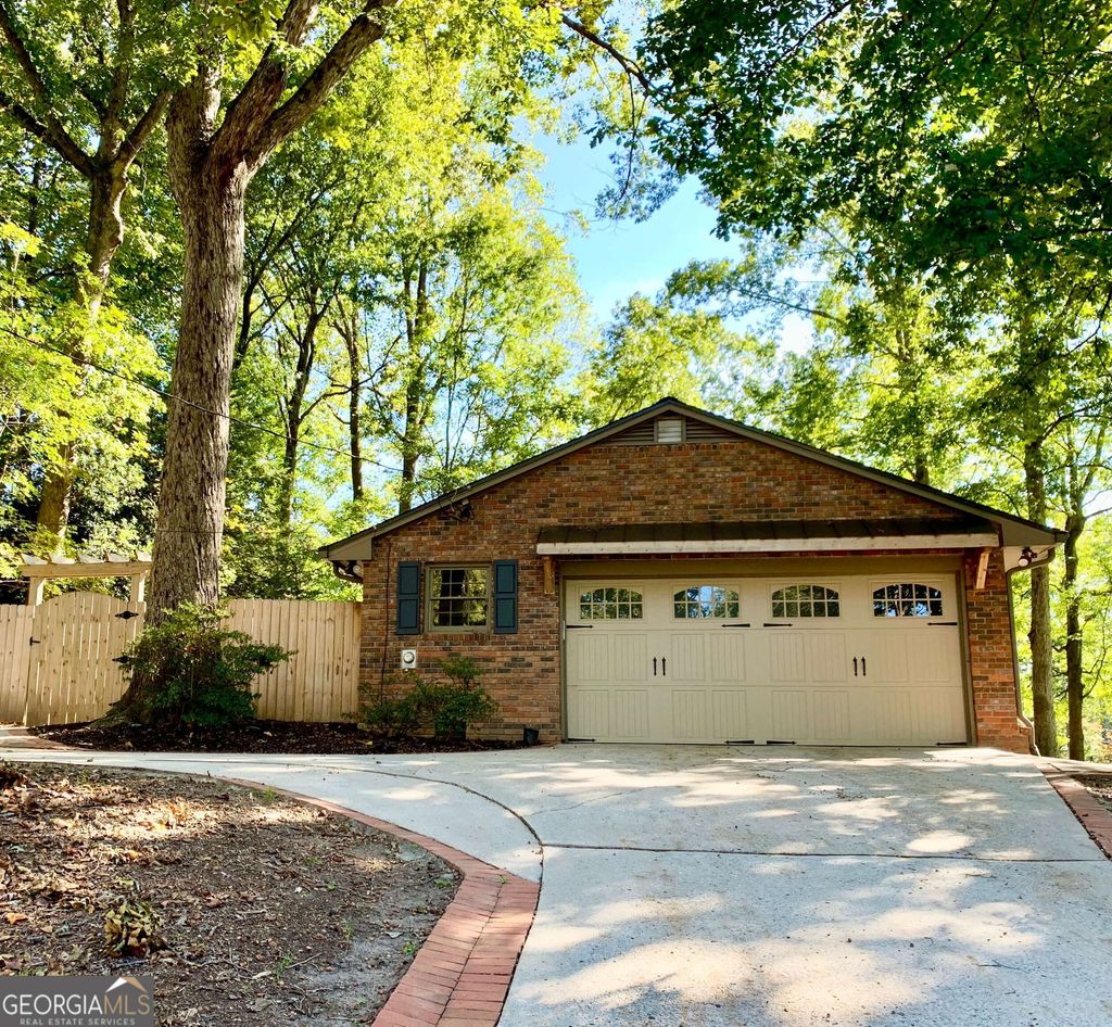 Photo of 643 Grove Parkway SE, Marietta, GA 30067 (MLS # 10624806)