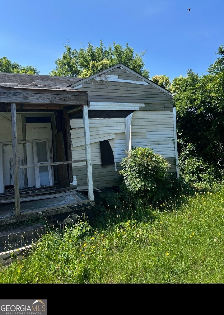 See the potential! Bring your best offer for this investment property opportunity! Great addition to your rental portfolio or can be made into personal residence.