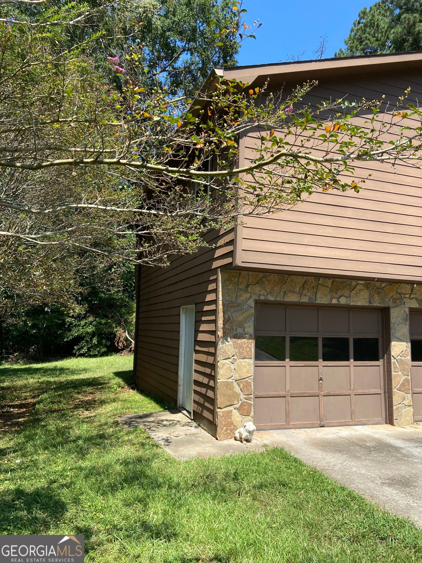 4911 Cowan RD