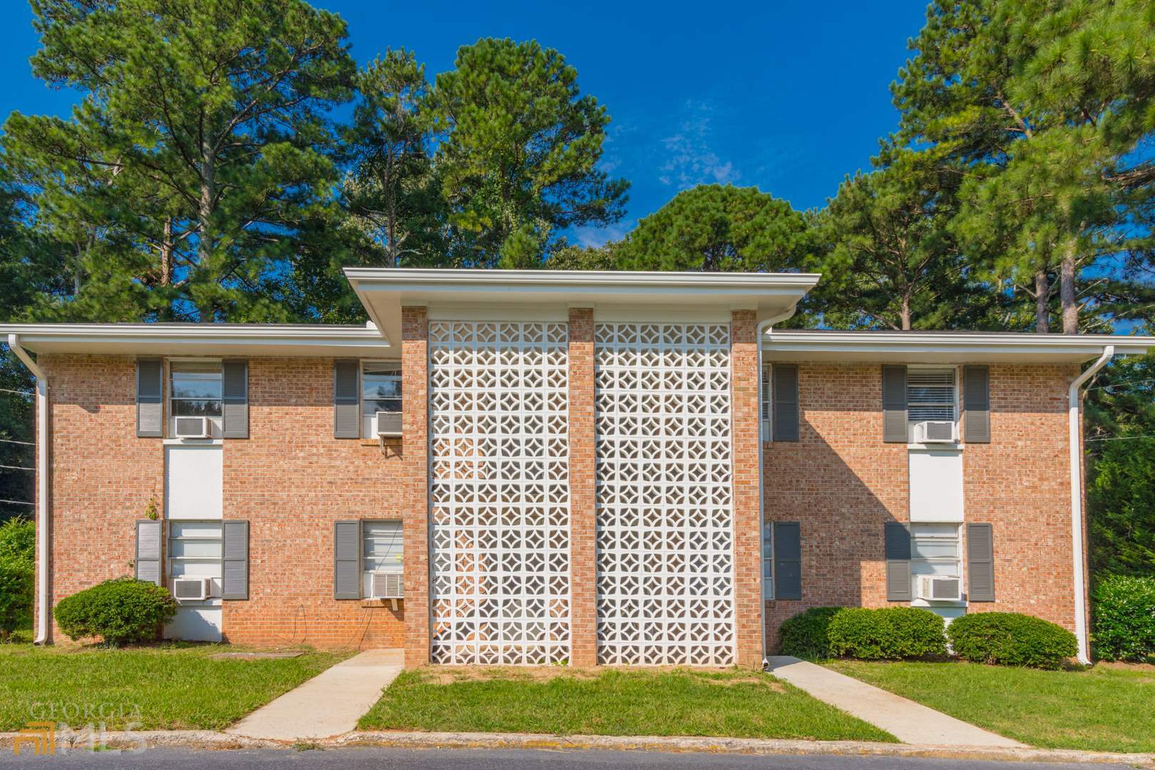 BEAUTIFUL Peachtree City Parkside Location! Walk to Lake Peachtree! 2 BD/1 BTH unit with Fridge, Stove, and Microwave. Ceiling Fans throughout to complete an impressive appliance package! Enjoy a cookout at the community Pergola just steps from your back door! Parkview at 200 Willow is located directly across the street from beautiful Pebble Pocket Park and just a short stroll to The Avenue Shops and Restaurants in Peachtree City. Great local shopping! Great School System, Great Location! Beautiful Lake Peachtree just a stone's throw from your front door!