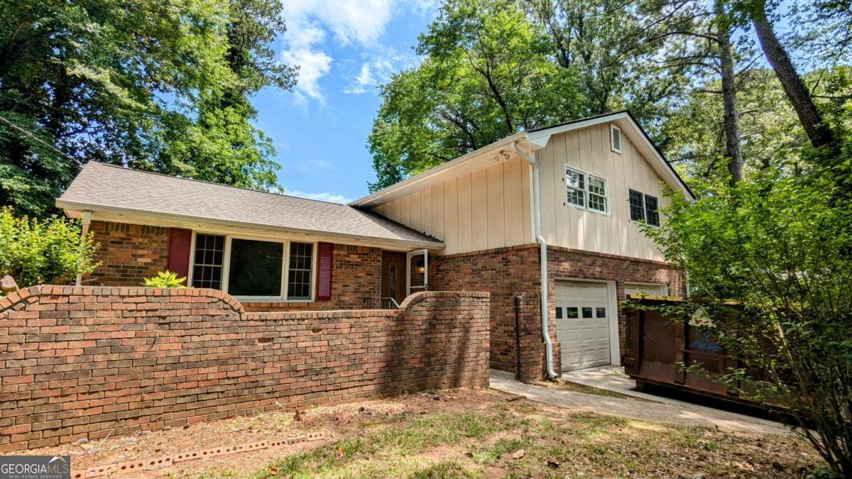4 bedroom 2.5 bath home with a 2 car garage. Ample natural light throughout. Large master with an en-suite. Large living room perfect for entertaining with a cozy fireplace. Great private backyard with patio. Agents: Please read private remarks/look at the offer guidelines in docs before calling, it should answer all questions you have.