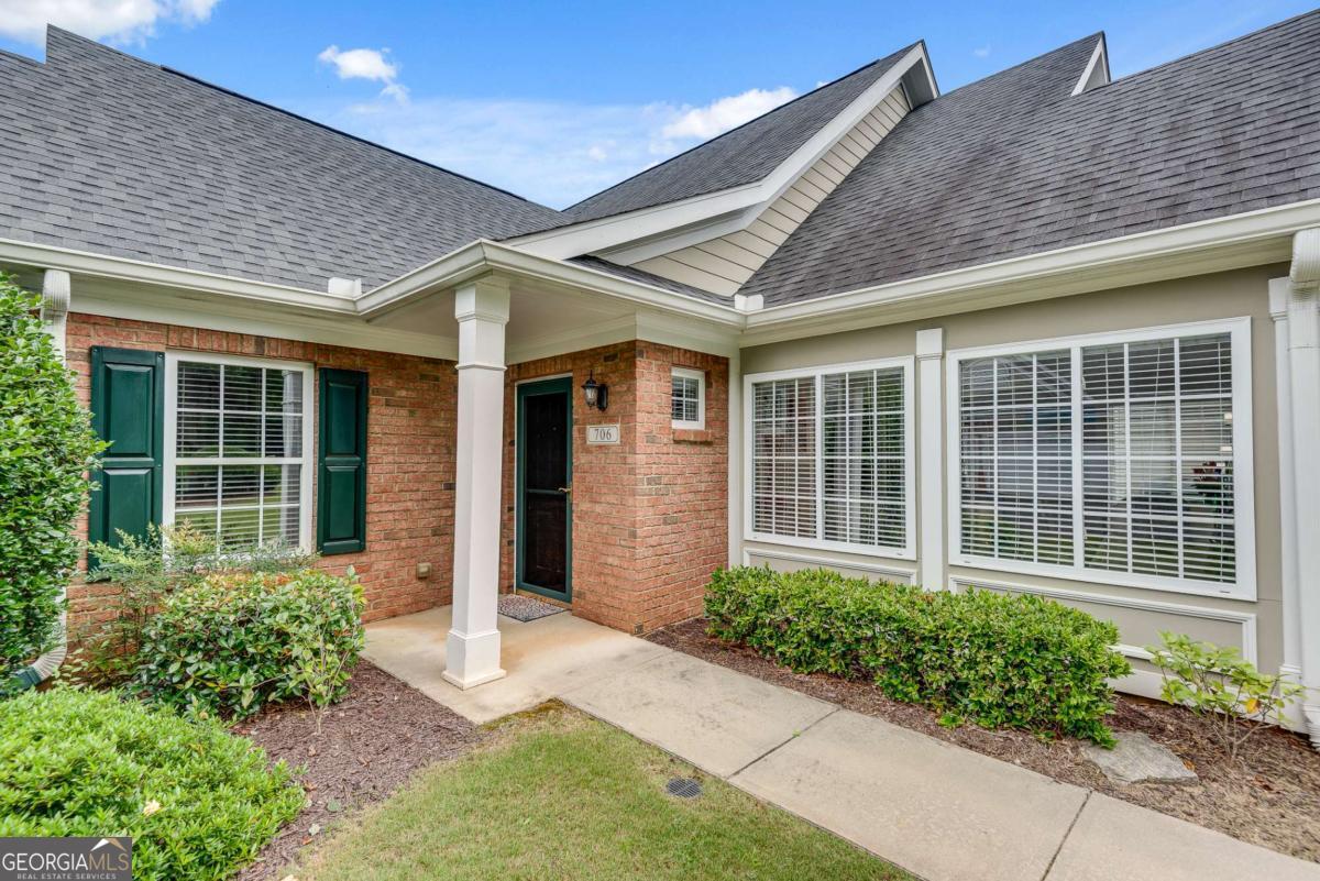 706 Village LN