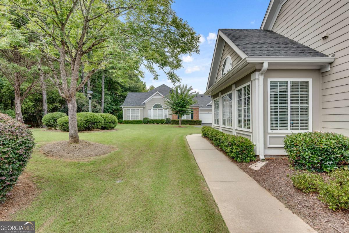 706 Village LN