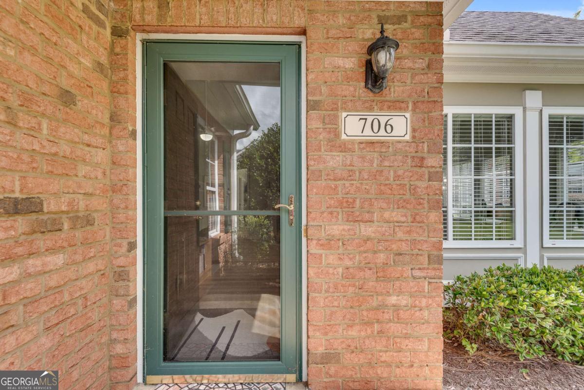 706 Village LN