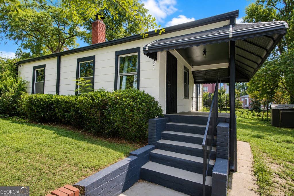 Photo of 541 W Lake Avenue NW, Atlanta, GA 30318 (MLS # 10809382)