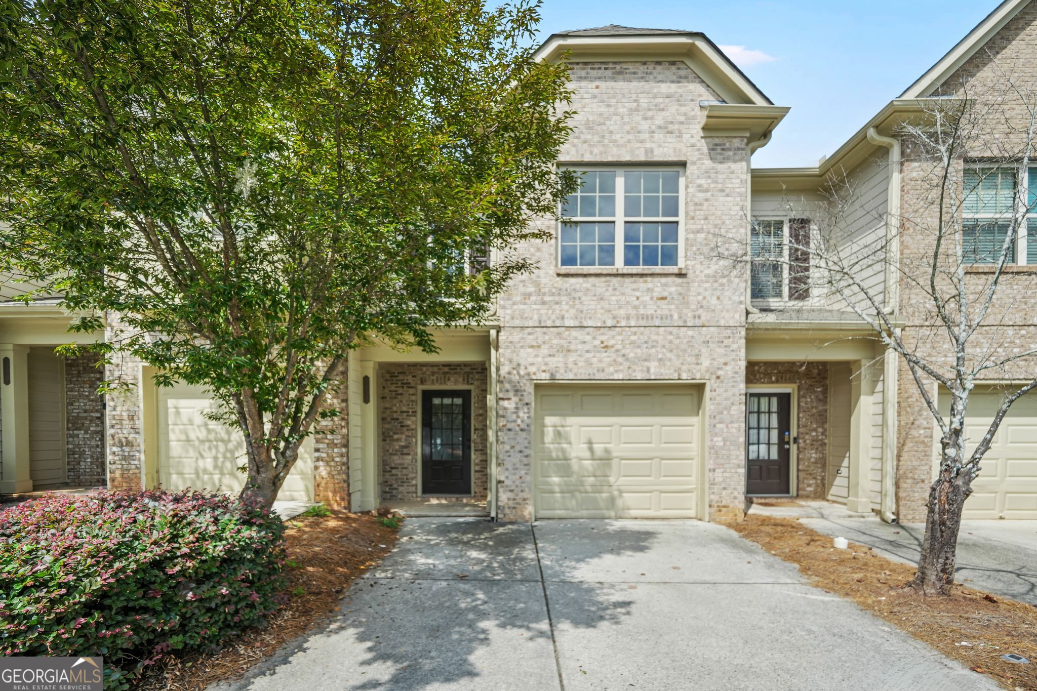 Welcome Home to this beautiful two-bedroom townhome offering the perfect blend of modern comfort and timeless charm. Located in the highly desirable Copperleaf community, this residence is sure to exceed your expectations. Upon entering, you'll be greeted by an open and airy floor plan, illuminated by an abundance of natural light. The living room boasts a cozy fireplace, making it the perfect spot for relaxation and entertainment. New kitchen countertops just installed, elevating the space further. The two spacious bedrooms offer tranquility and privacy, with the primary bedroom featuring an en-suite bathroom and a walk-in closet. The second bedroom is perfect for guests, a home office, a plant room, or a nursery. Both bedrooms are complemented by large windows that offer a view of the peaceful surroundings. Don't miss the opportunity to make this beautifully maintained townhome your own! It's an excellent choice for anyone seeking a comfortable and low-maintenance lifestyle.