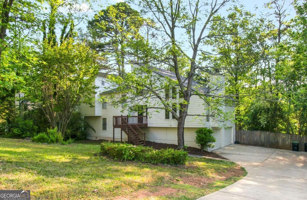 Photo of 3950 Lookout Point Drive, Marietta, GA 30066 (MLS # 10741301)