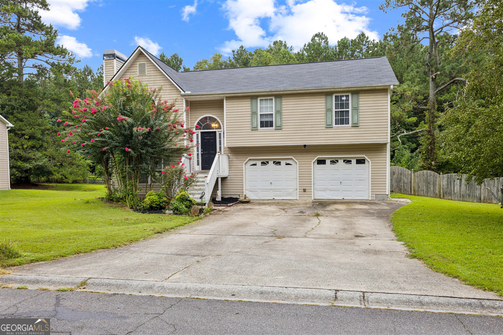 This well-kept 3-bed, 3-bath home sits on a spacious lot in Austell's Harcourt Manor. It features a bright vaulted living room with fireplace, separate dining, and an eat-in kitchen. Full unfinished basement offers expansion potential. Also enjoy a two-car garage, fenced yard, and great location close to shops, easy commute to Atlanta, close to parks and schools, and commuter routes.
