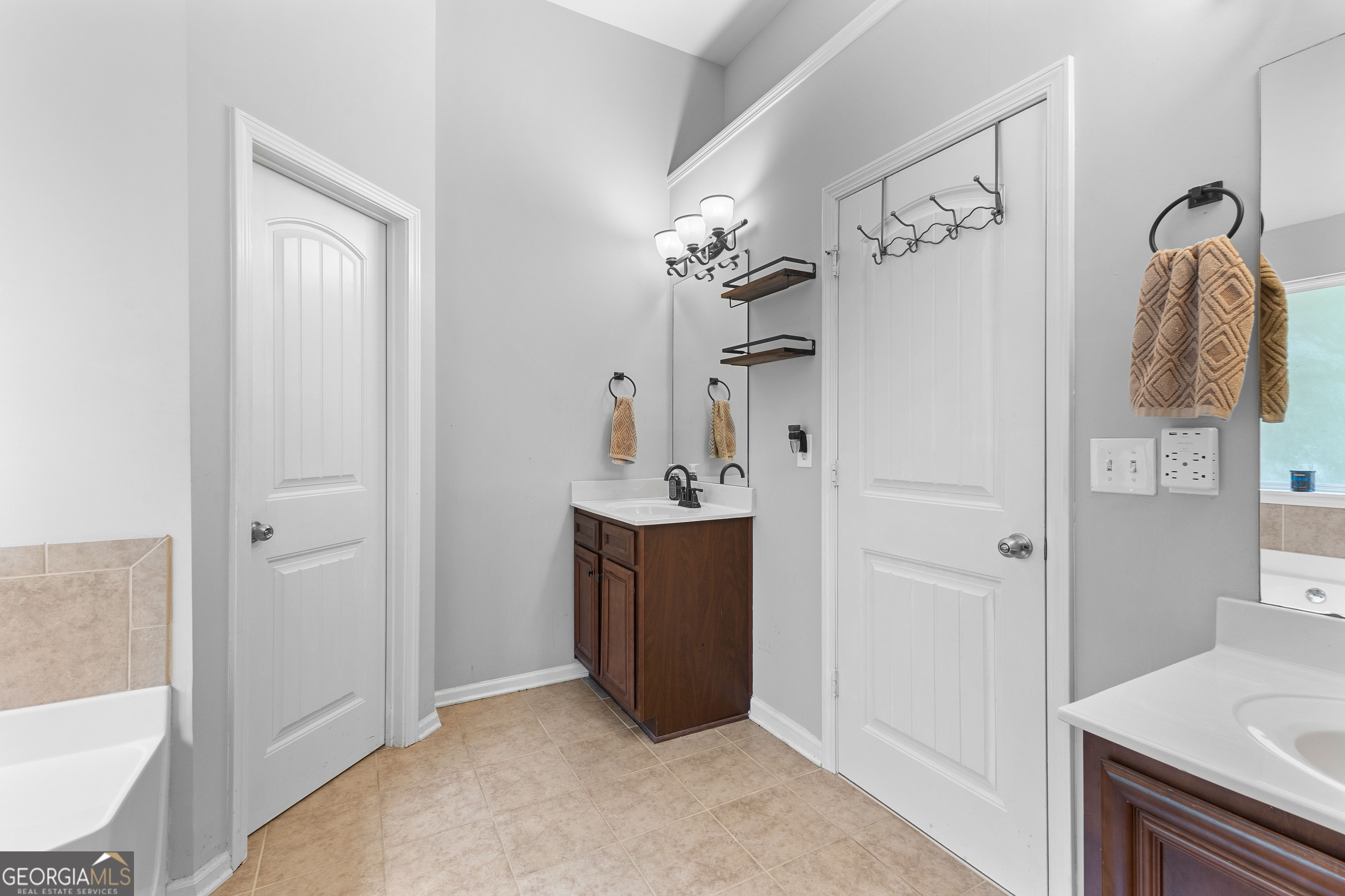 Newnan, Georgia 30263, United States, 4 Bedrooms Bedrooms, ,3 BathroomsBathrooms,Residential,Active,127286