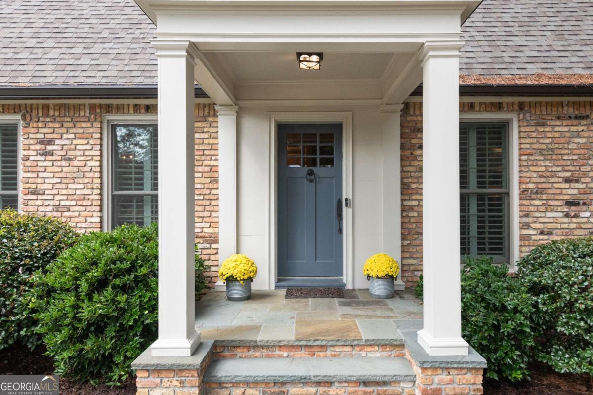 4220 Exeter Close NW