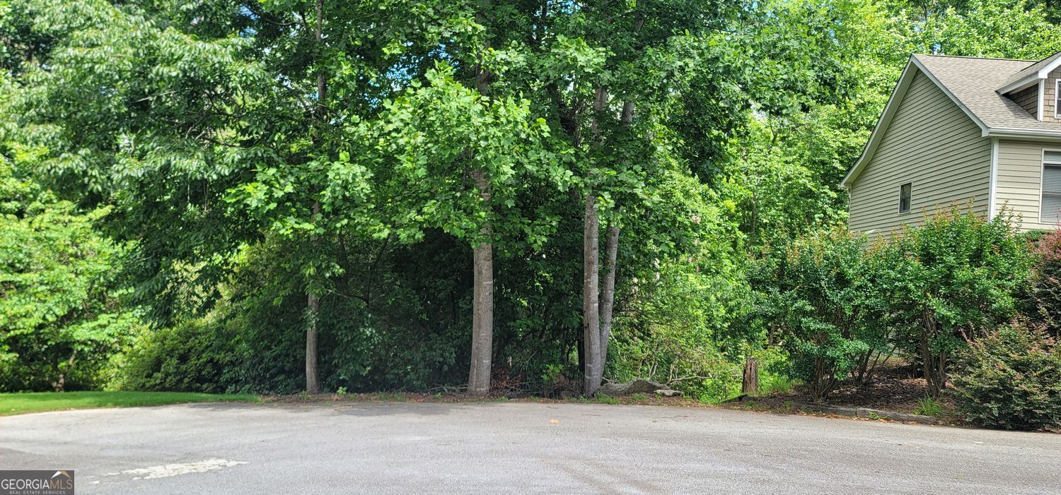 A great property in the Heart of Kingwood Subdivision. Over one acre. Come build your dream home on this property.