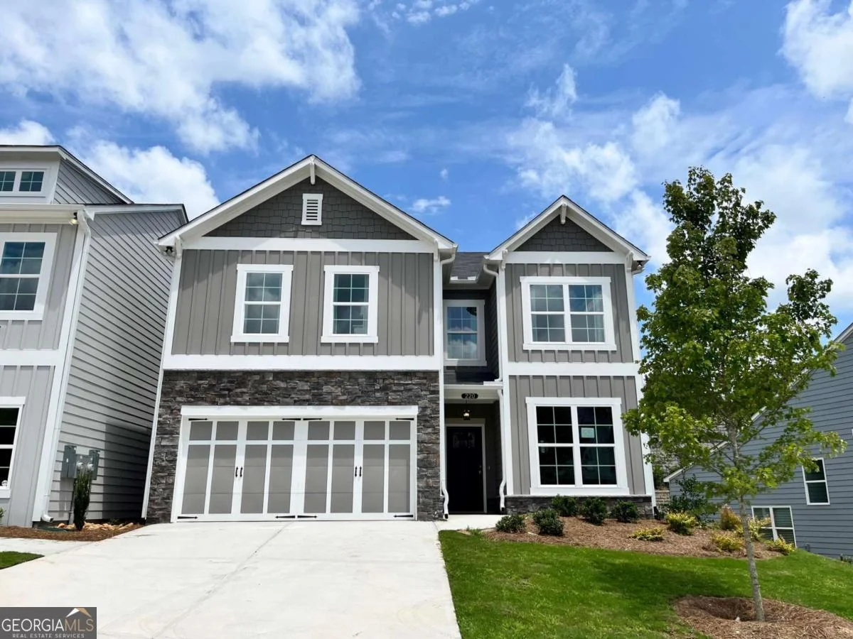 220 Lakeside Place