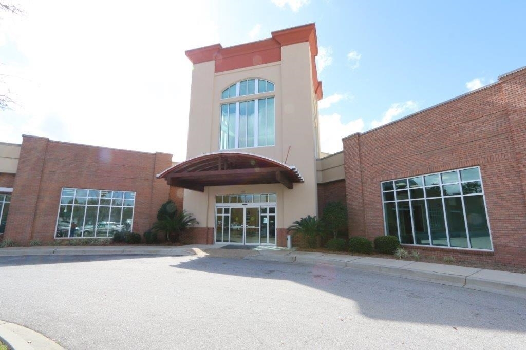 Cotton Ridge Office Complex- Presently occupied with Medical Doctors and Vacant Units. Any Vacanct Units could be used for Retail, or other office use. Building has 12 Suites- 4 Suites are Vacant. Brick Building on one floor. Very Attractive Front Entrance as well as a back entrance. Large Lobby area. Plenty of Paved Parking.