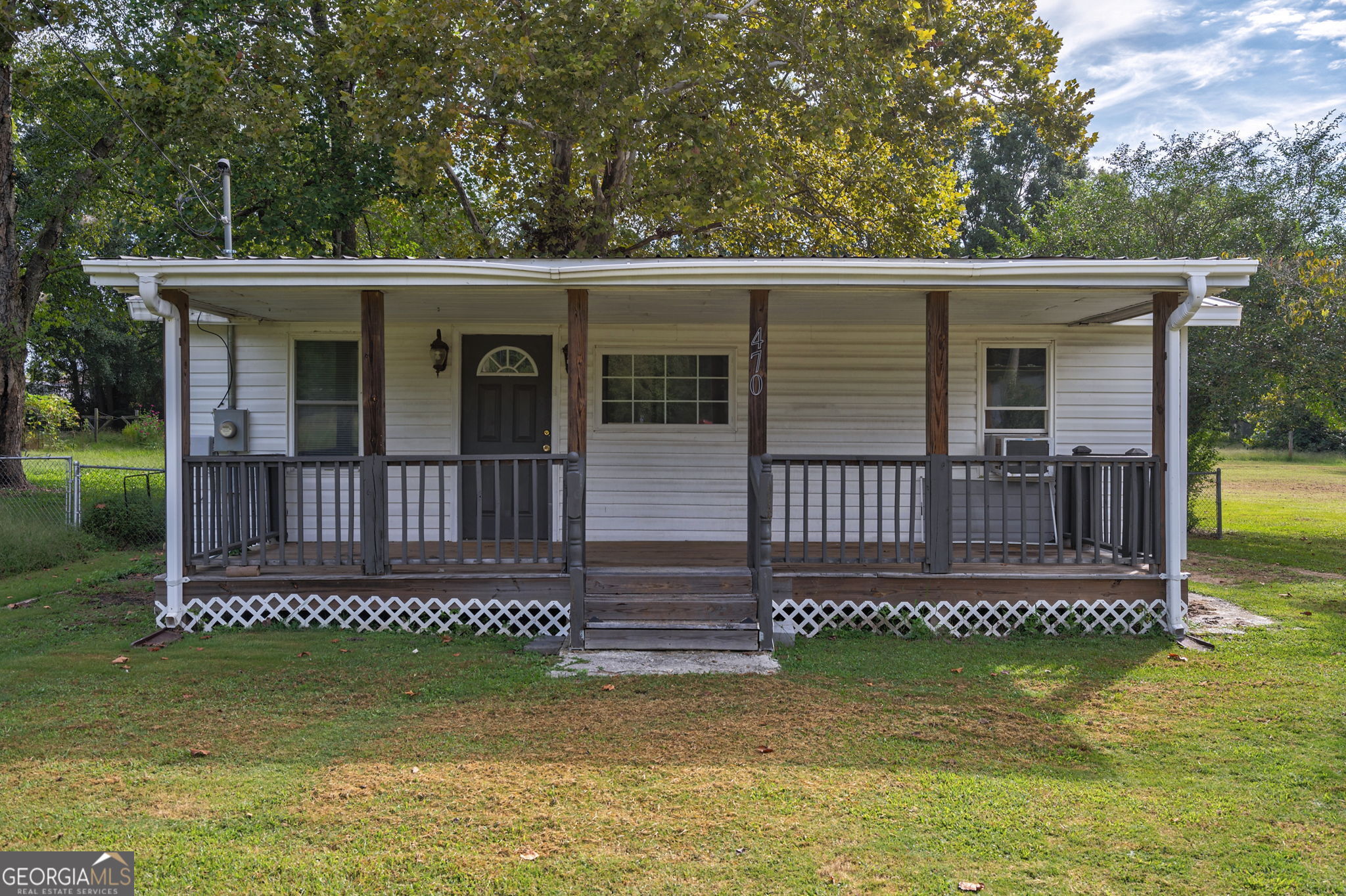 Adorable 2BR/1BA Cottage in Comer, GA - 900 Sq. Ft. This charming 2-bedroom, 1-bath cottage offers just under 900 square feet of cozy living on a quarter-acre lot. With its warm, inviting feel and convenient location just steps from Comer Elementary, it's the perfect blend of comfort and charm. Affordable, adorable, and move-in ready, this little gem won't last long!