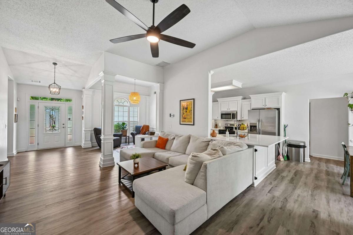 399 Laurel Oaks LN