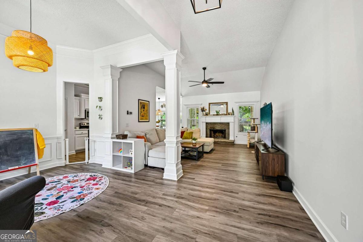 399 Laurel Oaks LN