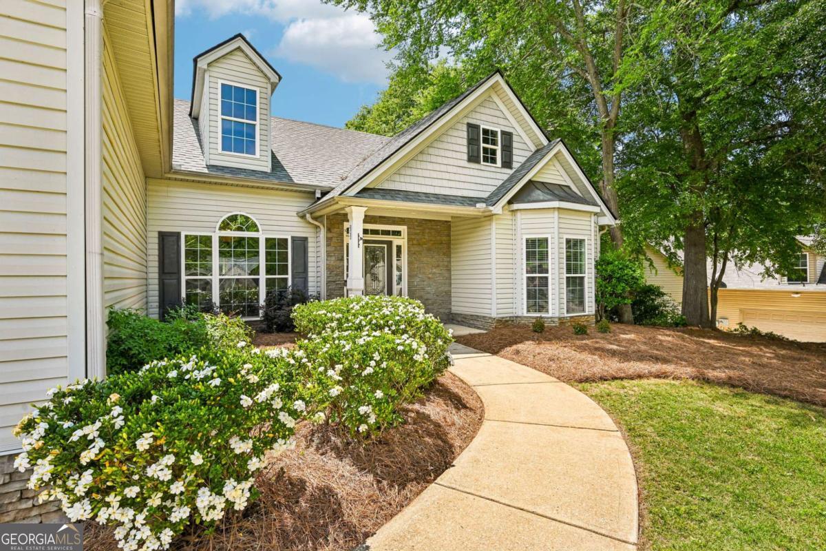 399 Laurel Oaks LN