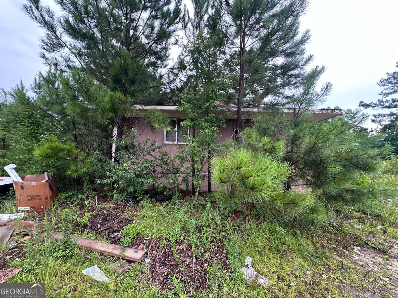 Single-story home with a lot of potential, located in a quiet neighborhood. This 3-bedroom, 1-bath property offers comfortable living with a practical layout and a spacious yard. Inside you'll find hardwood flooring, central heating and air, and a kitchen setup. The home sits on a level lot with off-street parking and no HOA. Situated in the Kings Park area, this home offers easy access to downtown and neighborhood amenities. A great option for first-time buyers or investors. Living Room: 16 12 ft Kitchen: 12 10 ft Bedroom (Primary): 12? 12 ft Bedroom 2: 10 10 ft Bedroom 3: 10 9 ft Bathroom: 6 8 ft