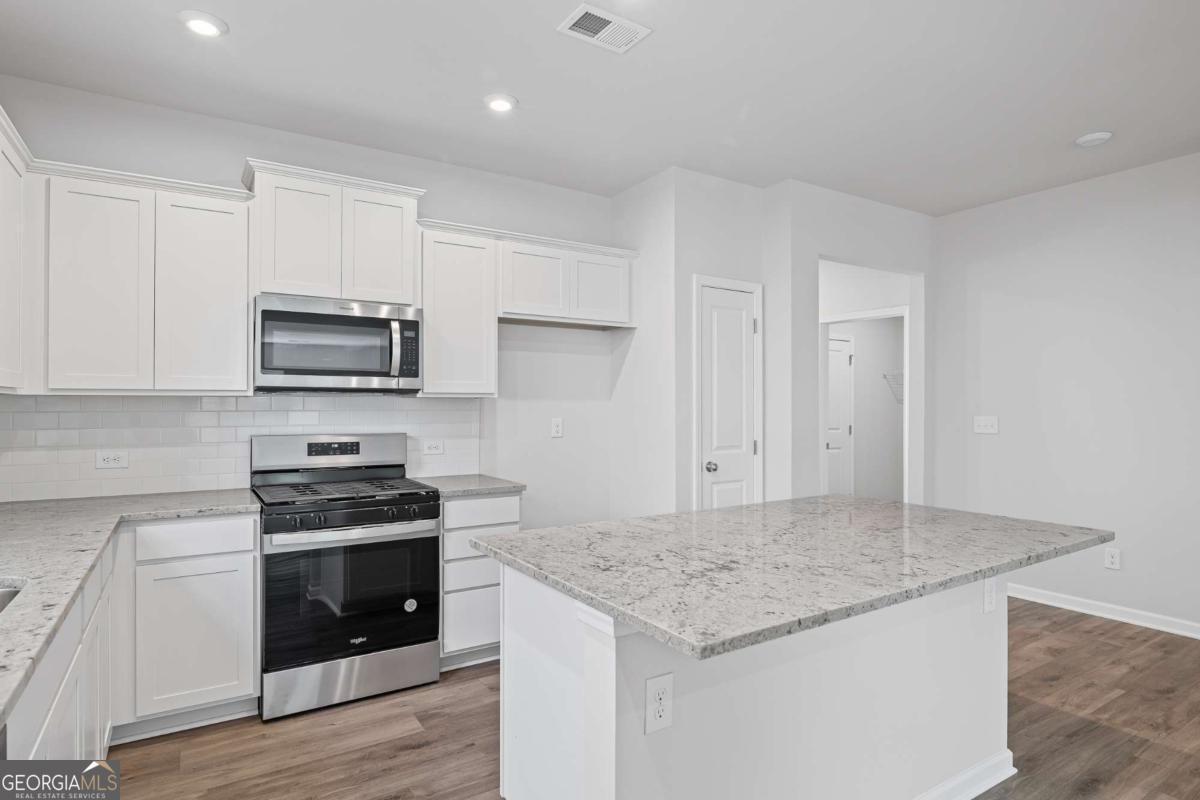 476 Village LN