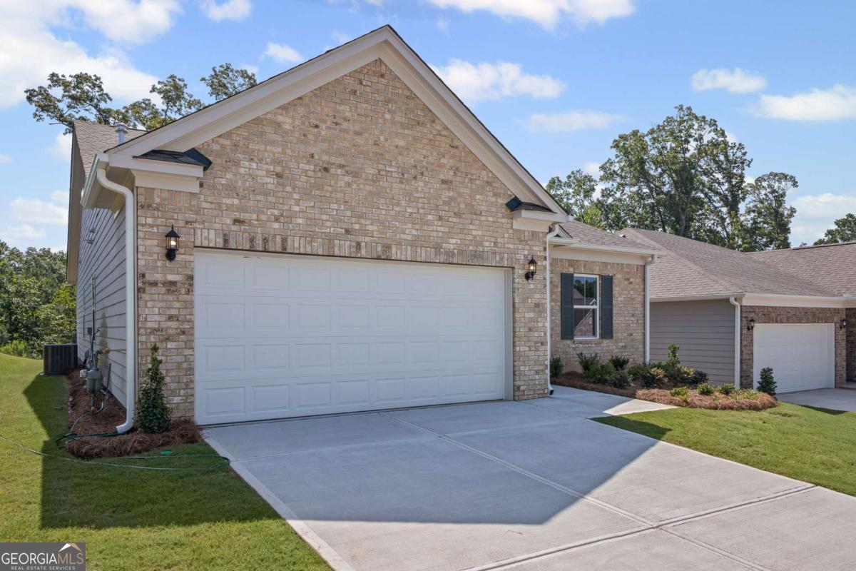 476 Village LN