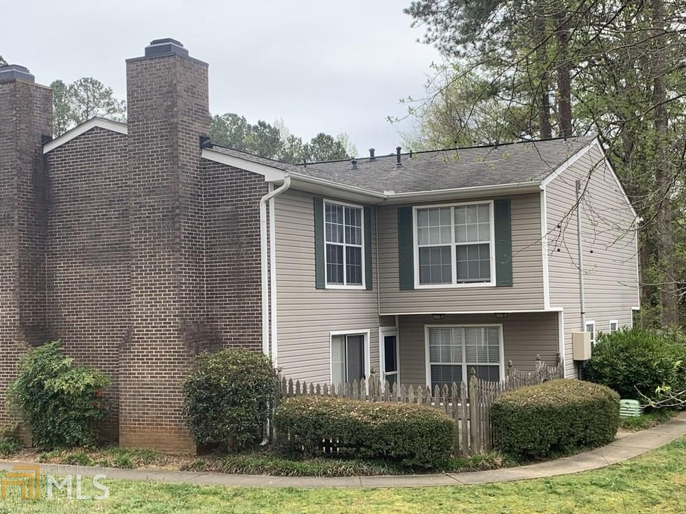 Great roommate plan in HEART of Marietta! Private, fenced patio. GATEDcommunity close to schools, universities, and shopping.