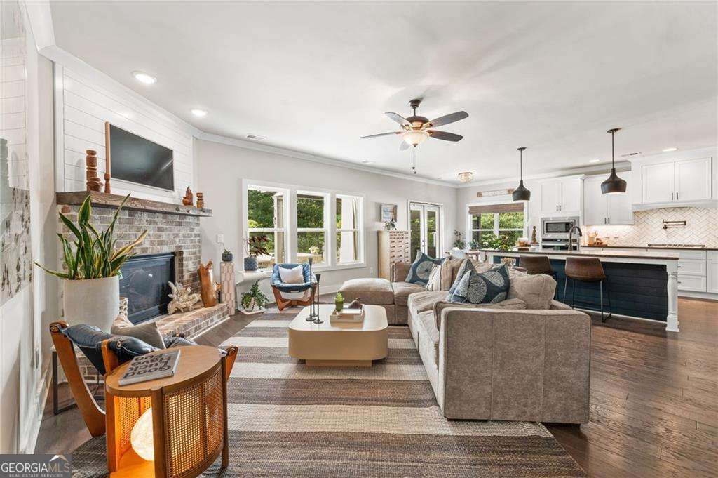 107 Crown LN