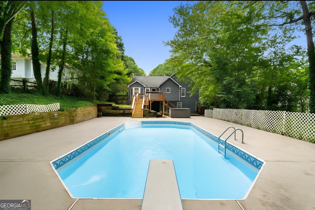 525 Brooksdale DR