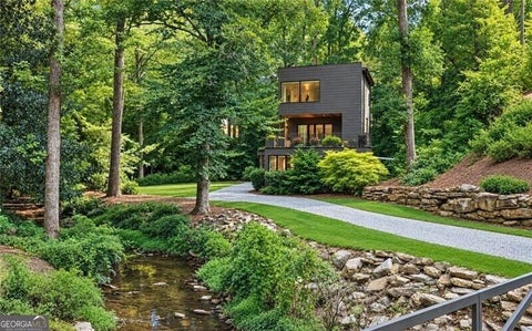 Photo of 585 Mountain Way, Atlanta, GA 30342 (MLS # 10844788)