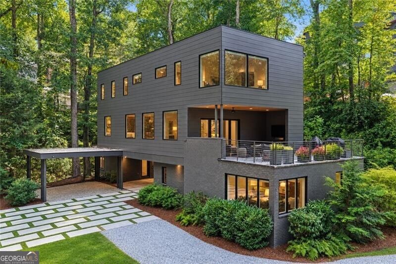 Photo of 585 Mountain Way, Atlanta, GA 30342 (MLS # 10844788)