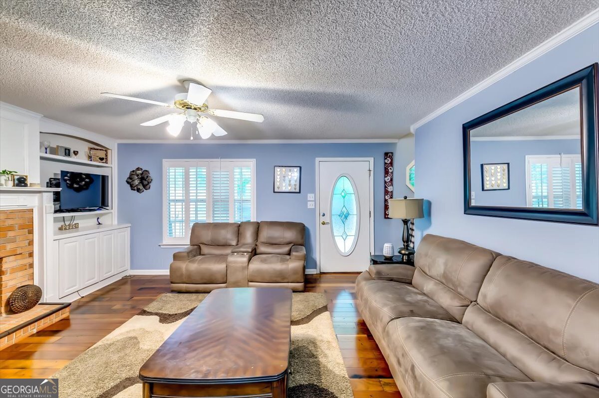 2200 E Lake RD