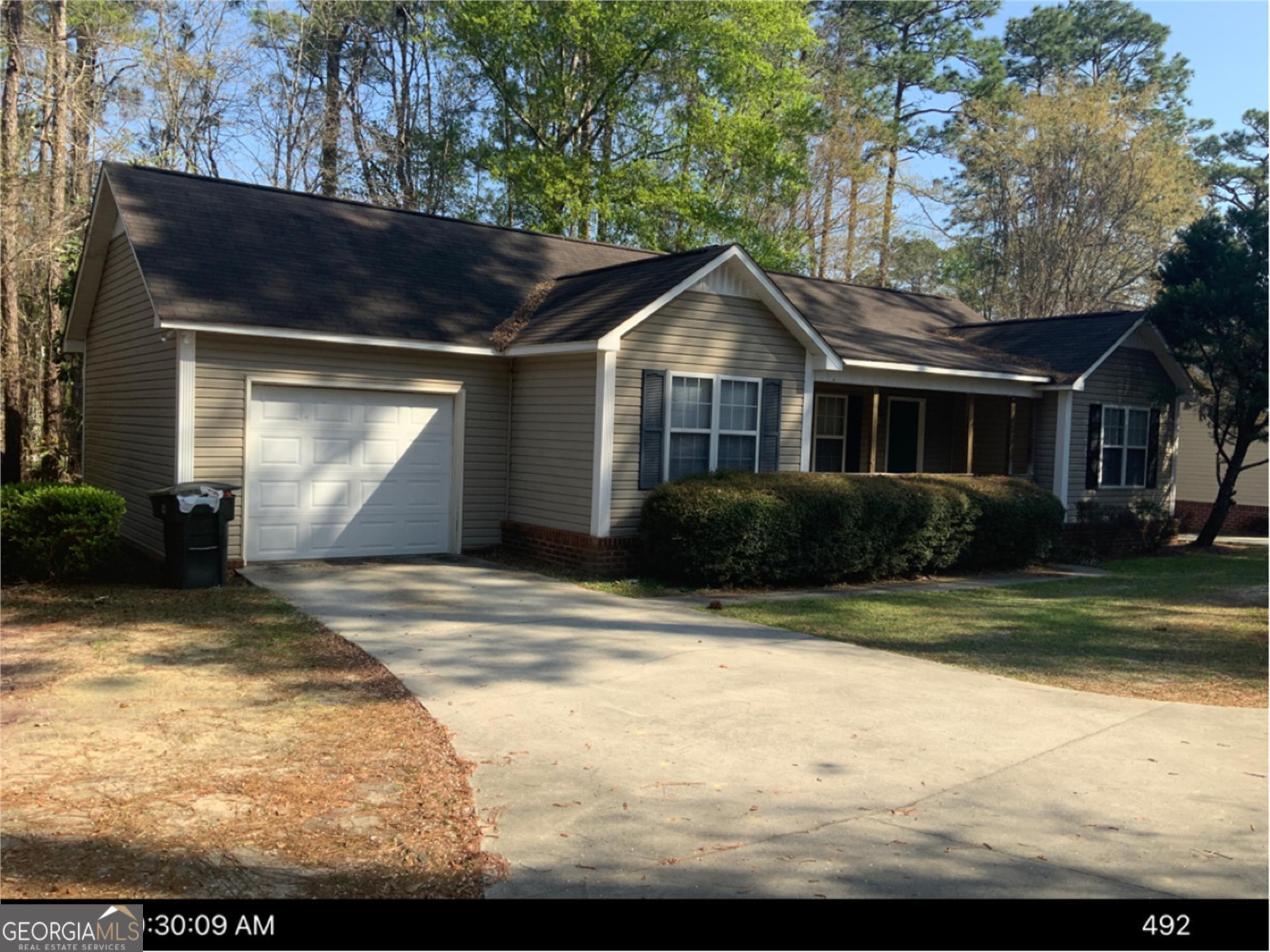 Nice 3 bed 2 bath home located minutes from downtown Statesboro!! Quiet and comfortable living!! Available 9/8/2025!!