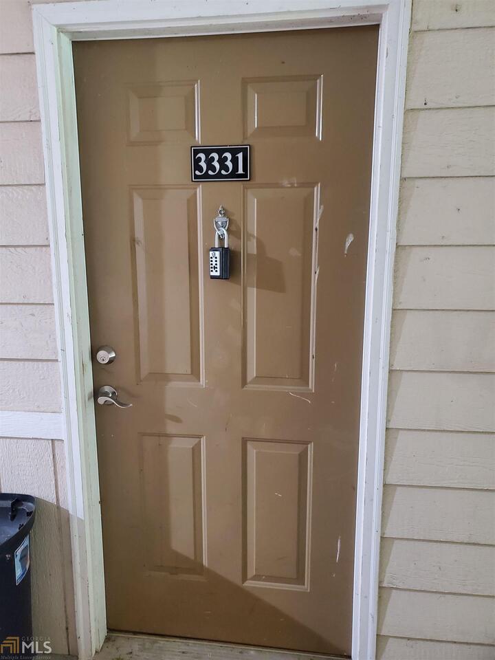 RENT IS FOR 1 BEDROOM & 1 BATH. LEASE ALL 3 FOR $1500. LOOKING FOR OFF CAMPUS STUDENT HOUSING, APPROX 1 MILE FROM UNG-OAKWOOD LOOK NO MORE.THIS 3 BEDROOM/3 BATH ROOMMATE PLAN. EACH TENANT HAS THERE OWN ROOM AND PRIVATE BATHROOM. TENANTS SHARE COMMON SPACE AS THE KITCHEN, LIVING ROOM, AND LAUNDRY. FULLY FURNISHED. RENT INCLUDES WI-FI, WATER, TRASH P/U, CABLE TV. OWNER PAYS ELECTRIC THEN BILLED TO TENANTS. SWIMMING POOL, OUTDOOR FIRE PITS, GAME ROOM, 24 HR ACCESS TO GYM. CONVENIENT TO I-985, RESTAURANTS, SHOPPING, LIBRARY, ELACHEE NATURE CENTER, TRAILS, MEDICAL FACILITIES, GOLF AND LAKE LANIER NEARBY.