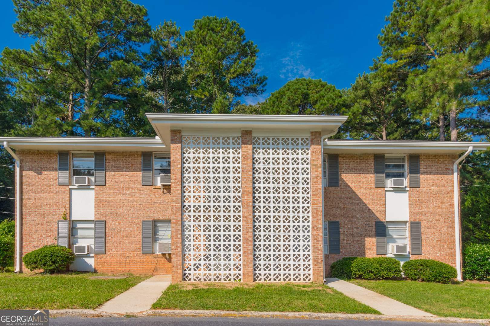 BEAUTIFUL Peachtree City Parkside Location! Walk to Lake Peachtree! 2 BD/1 BTH unit with Fridge, Stove, and Microwave. Ceiling Fans throughout to complete an impressive appliance package! Enjoy a cookout at the community Pergola just steps from your back door! Parkview at 200 Willow is located directly across the street from beautiful Pebble Pocket Park and just a short stroll to The Avenue Shops and Restaurants in Peachtree City. Great local shopping! Great School System, Great Location! Beautiful Lake Peachtree just a stone's throw from your front door!