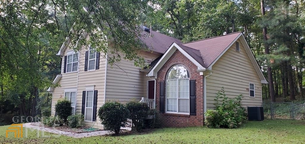 Beautiful home with 3 bedrooms & 2.5 baths. Renovated one year ago with new LVP flooring thru-out the house, new granite countertop in kitchen, new interior paint, new faucets, new sinks, new lighting. Newer stainless steel appliances. Large private fence in backyard. Northgate High School District! Location ! Location! Minutes to I-85, Peachtree City, Sharpsburg & Newnan.