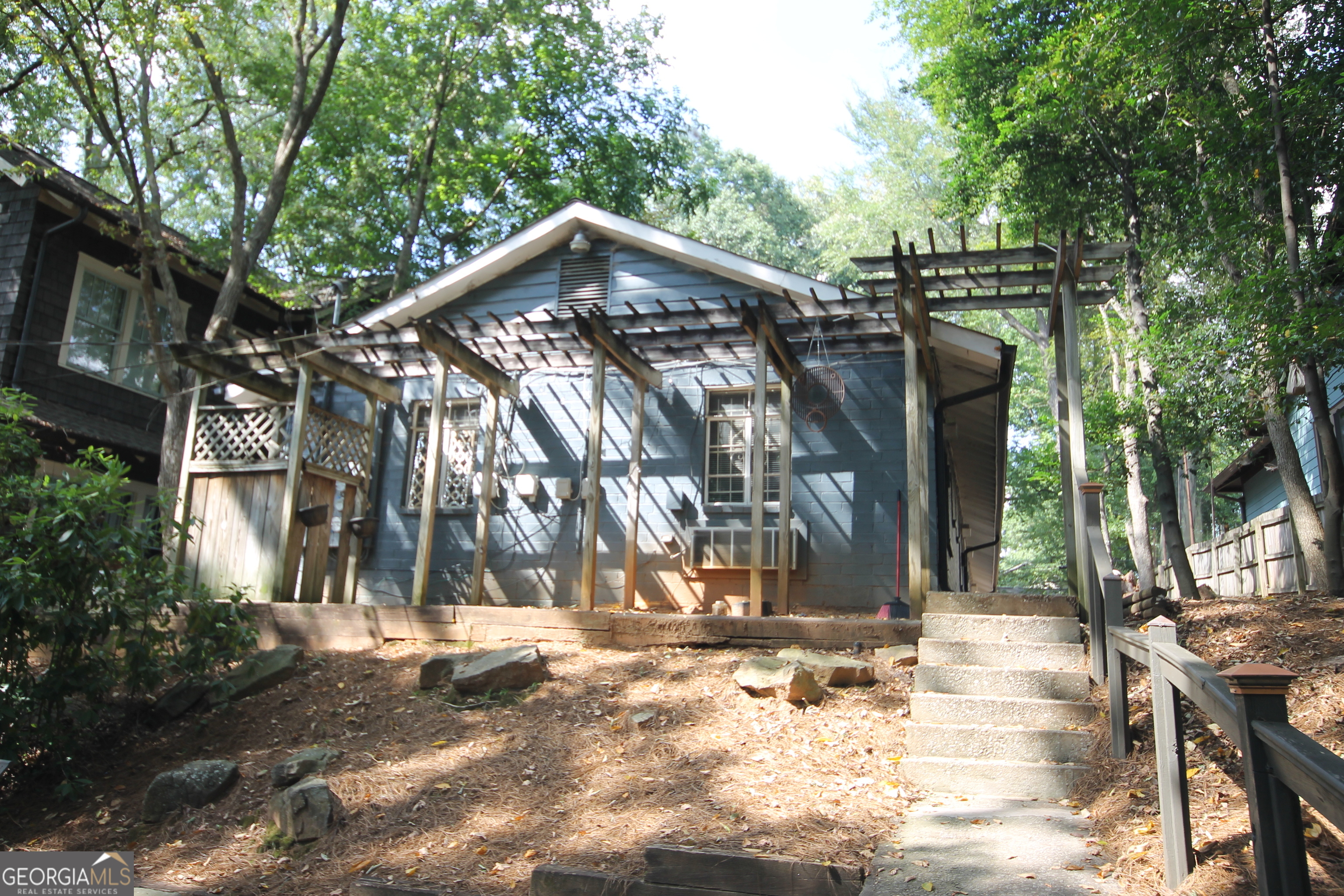 Cozy apartment with in-unit washer/dryer in small, 6-unit building. Prime Virginia Highland location, convenient to Ponce City Market, the Beltline, shopping and restaurants. Tenant pays all utilities (power, gas, water). One small, adult pet permitted on a case-by-case basis with pet deposit (if you have a dog, it can't be vocal). Freshly painted, professionally cleaned and ready for immediate move in. Lease can start anytime between now and 45 days out. 1-year minimum lease term (no short terms, subletting or airbnb's allowed). No smoking allowed. Street parking only. You must view this property in person in order to apply.