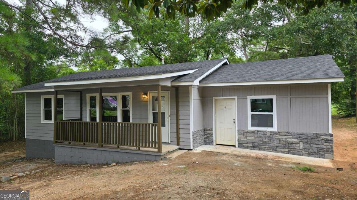Perfect home sitting on a corner lot with 1,200 sqft offers hardwood flooring in living room and bedrooms. Kitchen has new appliances and granite countertop.