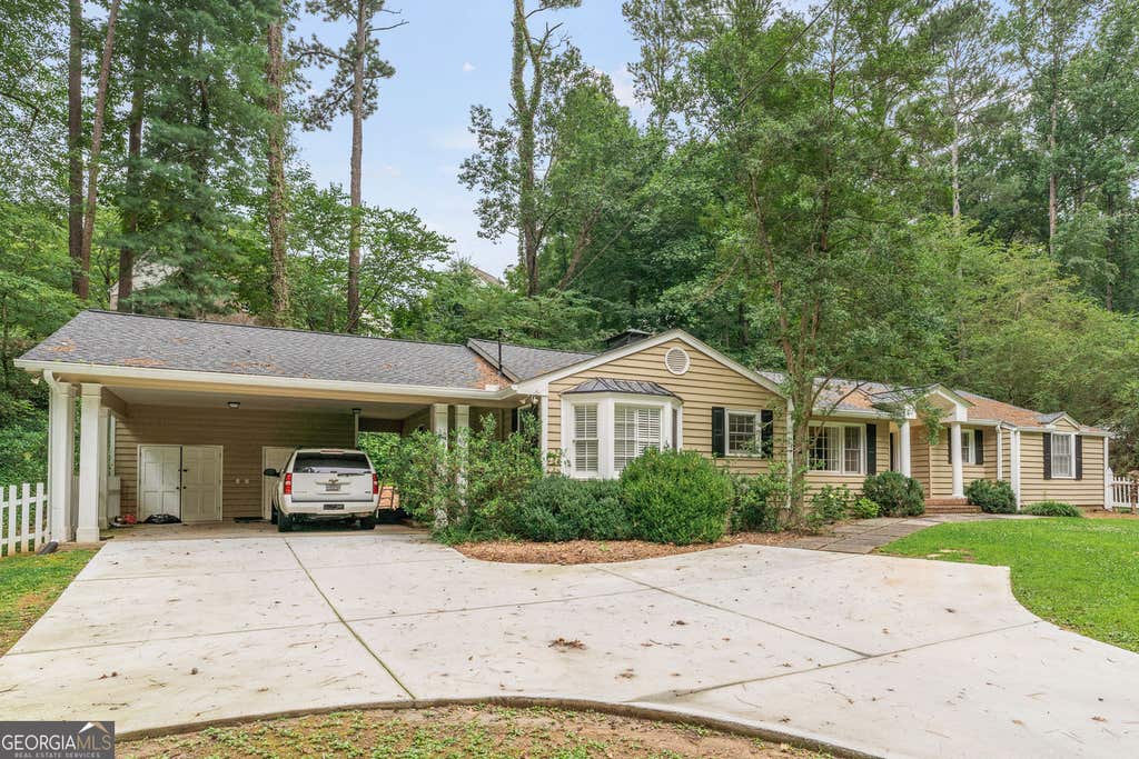 Photo of 2986 Mornington Drive NW, Atlanta, GA 30327 (MLS # 10820333)